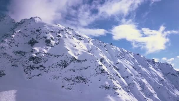 Letecký Dron Záběr Epického Slunečního Svitu Přelétající Přes Zasněžené Alpy — Stock video