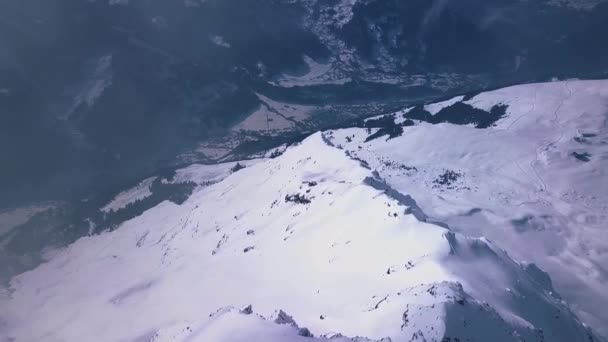 Aerial Drone Footage Flying Top Snowy Mountain Peak Ski Resort — Αρχείο Βίντεο