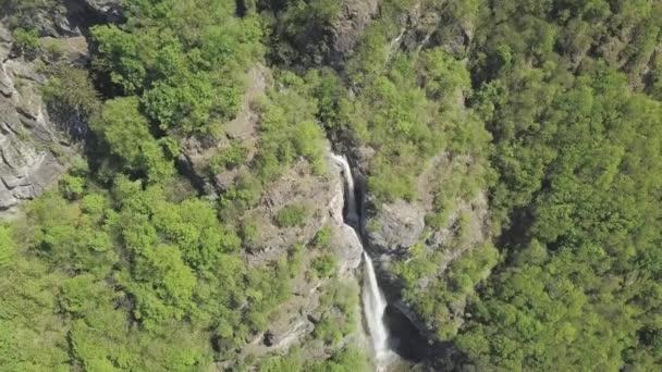 Aerial Drone Shot Green Forest Tall Waterfall Grey Mountain Rocks — Vídeo de Stock