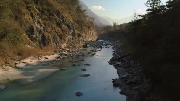 Αεροπλάνο Που Πετά Πάνω Από Τον Ποταμό Rhone Και Καταλήγει — Αρχείο Βίντεο