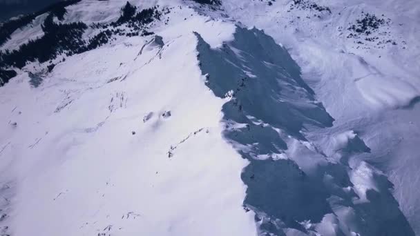 Aerial Drone Footage Flying Edge Snowy Mountain Ridge Ski Resort — 图库视频影像