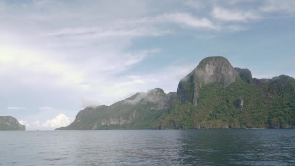 Huge Limestone Cliffs Calm Waters Nido Palawan Philippines — Vídeo de Stock