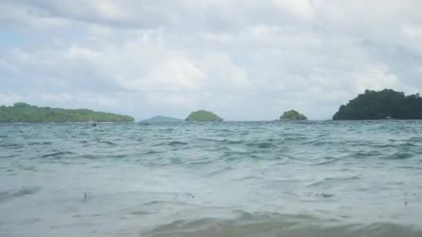 Waves Asian Turquoise Waters Limestone Cliffs Horizon Cloudy Sky Camera — Vídeo de Stock