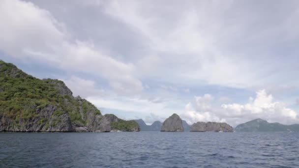 Sailing Limestone Cliffs Islands Nido Palawan Philippines Ultra Slow Motion — Vídeo de Stock