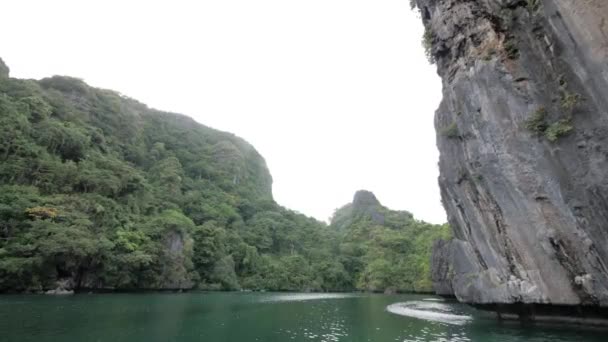 Dolly Shot Sailing Famous Big Lagoon Surrounded Limestone Cliffs Nido — 图库视频影像