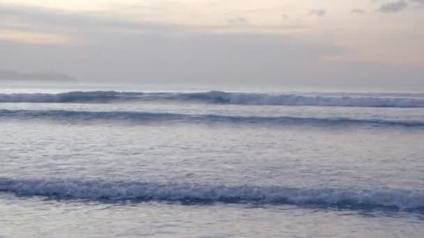 Calm Waves Breaking Shallow Waters Asia Dusk — Vídeo de Stock
