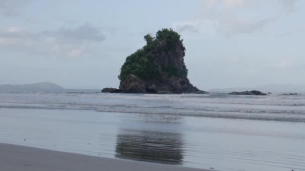 Small Waves Breaking Swashing Beach Limestone Island Horizon Ultra Slow — Vídeo de Stock