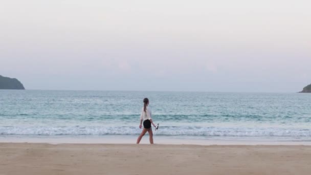 Young Woman Walking Barefoot Sand Beautiful Evening Nacpan Beach Palawan — Video