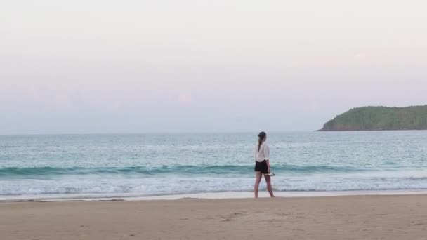 Young Woman Walking Barefoot Sand Dusk Nacpan Beach Palawan Philippines — Video