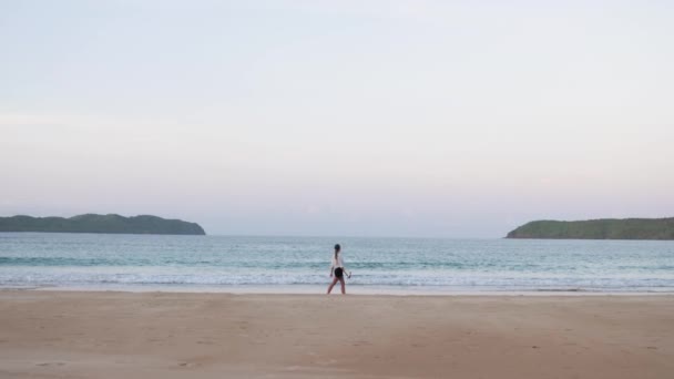 Young Woman Walking Barefoot Sand Distance Nacpan Beach Palawan Philippines — Video
