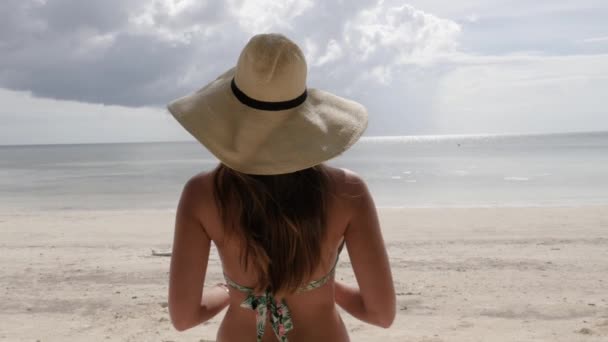 Camera Young Brown Haired Woman Bikini Hat Walking Beautiful Beach — Vídeo de Stock