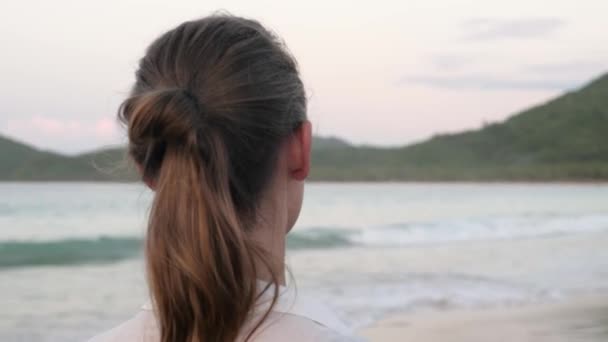 Close Shot Young Brunette Woman Walking Nacpan Beach Palawan Philippines — Stock Video