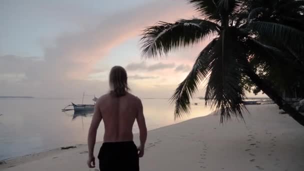 Young Fit Shirtless Caucasian Man Long Hair Walking Beach Dusk — стоковое видео