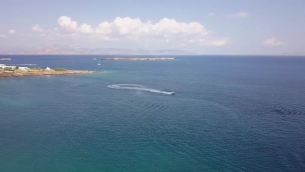 Wide Shot Motorboat Pulling Tube Clear Waters Aegean Sea Paros — Video