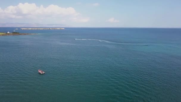Speedboat Swerves Distance While Pulling Passenger Tube Paros Island Greece — Stok video