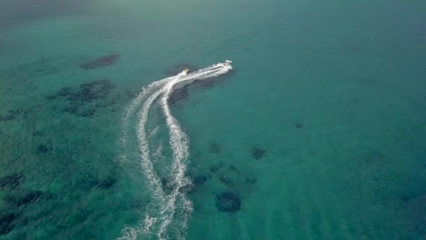 Speedboat Swerves Maneuvers While Pulling Tube Passenger Paros Island Greece — Stockvideo