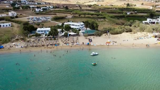 Tourists Enjoy Golden Beach Greek Island Paros Partly Cloudy Day — ストック動画