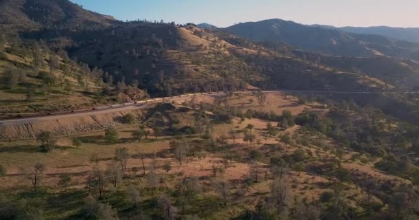 Train Moving Sierra Nevada Mountains Tehachapi California Golden Hour — Wideo stockowe