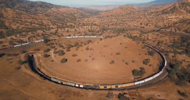 Freight Train Passing Spiral Loop Tehachapi Pass California — Stok video