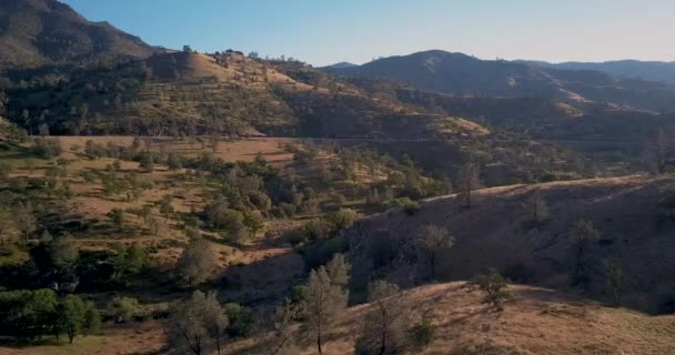 Train Distance Passing Mountain Landscape Tehachapi California Aerial — стоковое видео