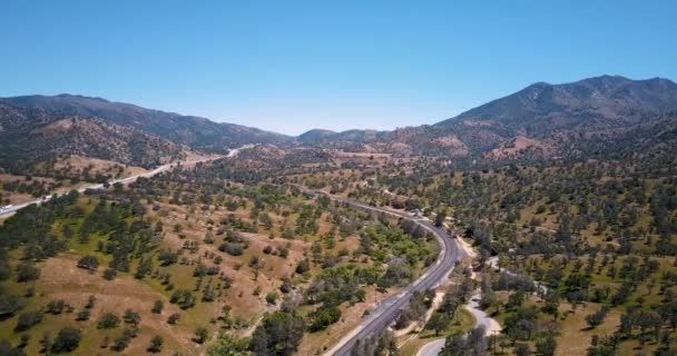 Aerial Pan Tehachapi Pass Railway Cars Highway California — Stok video