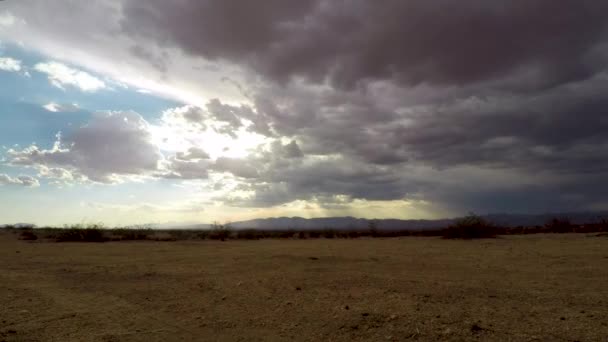 Nuvens Tempestuosas Rolando Sobre Deserto Mojave Com Sol Brilhando Lapso — Vídeo de Stock