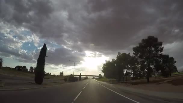 Timelapse Jadący Kierunku Porannego Słońca Chmurami Burzowymi Kalifornii — Wideo stockowe