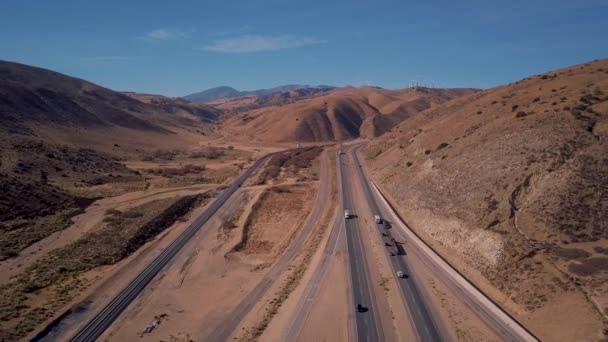 Cars Semi Trucks Driving Mojave Desert Highway California Aerial Pull — Stockvideo