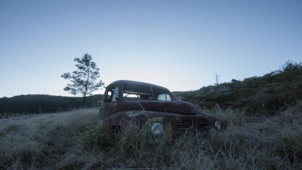 Derelict Truck Grassy Hill Pan Time Lapse Sun Rising Background — Stok video