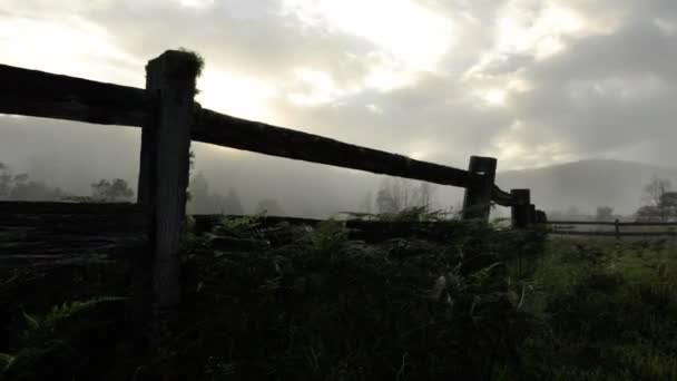 Tempo Lapso Nuvens Dissipando Sobre Prado Com Uma Cerca Madeira — Vídeo de Stock