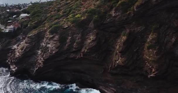 Drone Cliffside Beach Waves Crashing Houses Side Cliff — Stok video