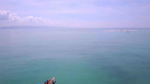 Drohnen Ansicht Eines Bootes Auf Türkisfarbenem Wasser — Stockvideo
