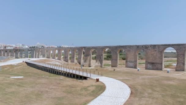 Wide Drone Shot Flying Kamares Aqueduct Arches Reveal Local Resorts — Vídeo de Stock
