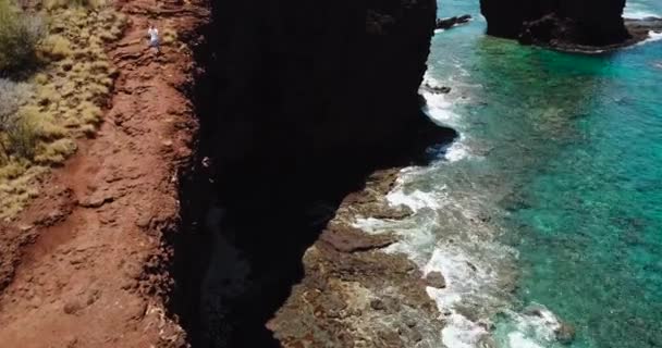 Безпілотні Знімки Пляжу Блакитними Водами Нікого Навколо Крім Людини Біжить — стокове відео