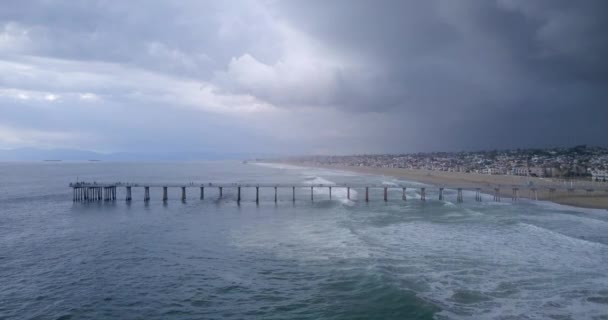 Aerial Pullback Ocean Storm Gathering Manhattan Beach Pier California — ストック動画
