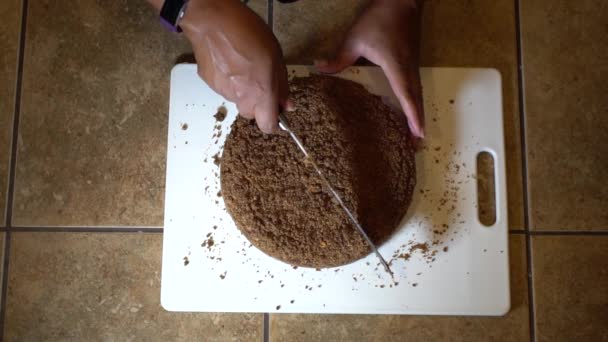 チョコレートケーキにスライス女性 スローモーションオーバーヘッドを閉じる — ストック動画