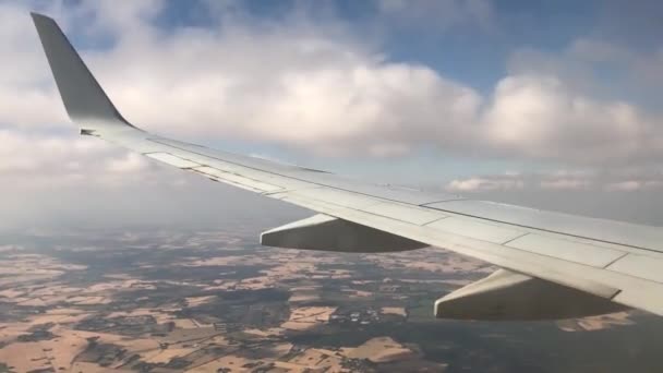 Flugplan Flügel Fliegt Über Wolken — Stockvideo