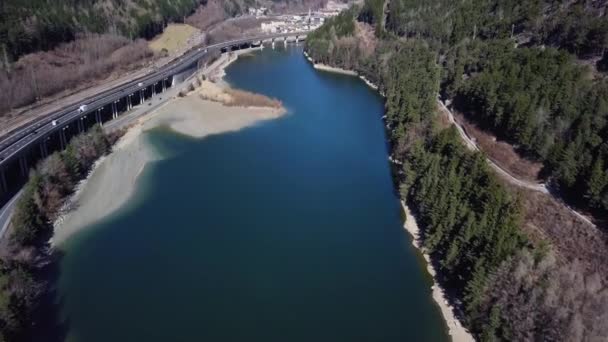 Clip Aéreo Lago Azul Medio Los Alpes Con Una Inclinación — Vídeo de stock