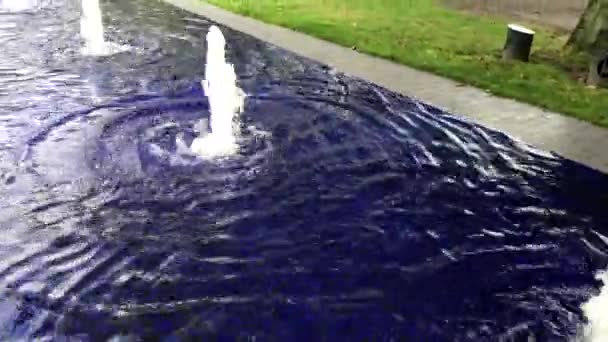 Μπλε Συντριβάνι Στο Πάρκο Της Πόλης Νερό Ρέει Λήφθηκε Στο — Αρχείο Βίντεο