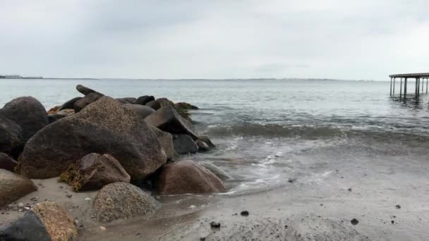 Волны Идут Пляж Вода Бьет Камни Снято Орхусе Дания — стоковое видео
