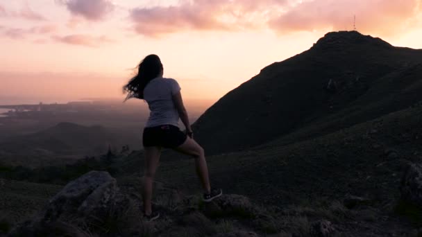 Drone Beelden Van Een Vrouw Top Van Een Berg Genieten — Stockvideo