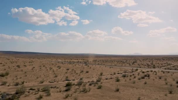 Vliegen Naar Wervelwind Van Stofduivel Mojave Desert Californië Aerial — Stockvideo