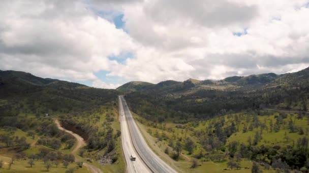 Autos Fahren Den Highway Den Friedlichen Grünen Kalifornischen Bergen Hinunter — Stockvideo