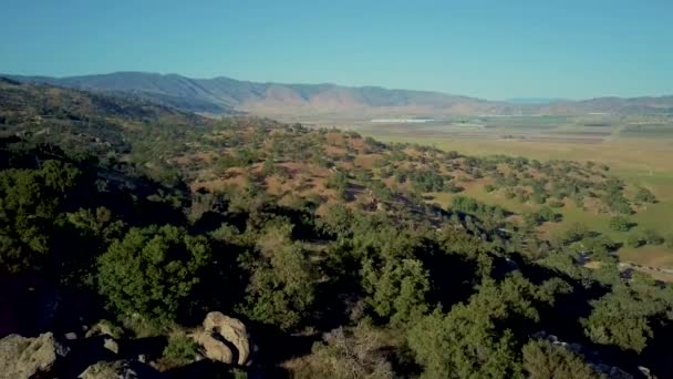 Aerial Dolly Zoom Green Valley Surrounded Foothill Mountains California — Wideo stockowe