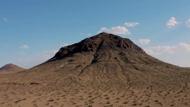 Fly Rugged Mountaintop Revealing Vast Mojave Desert Aerial Dolly Zoom — Stok video