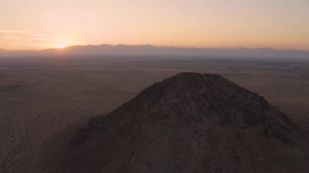 Légköri Pályája Körül Mojave Desert Hegyi Fenék Alatt Rózsaszín Napkelte — Stock videók