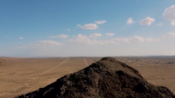 Rocky Mountaintop Vast Mojave Desert Plain Landscape Aerial Pull — 图库视频影像