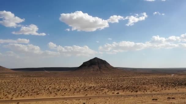 Hiperlapso Aéreo Nubes Rodando Sobre Una Sola Montaña Desierto Mojave — Vídeos de Stock