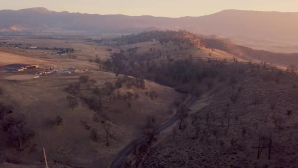 Kaliforniya Tehachapi Dağlarında Gün Doğumunda Uçan Yolun Geri Çekilmesi — Stok video