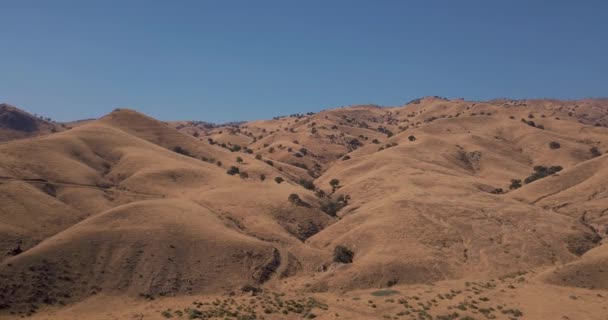 Rolling Brown Foothill Mountains Tehachapi California Sunny Day Aerial — Stok video